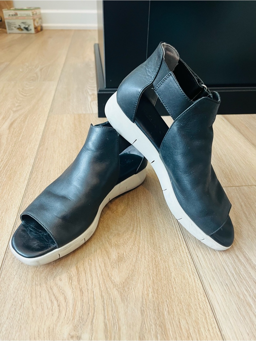 The Flexx Front Row Open Toe Sandals